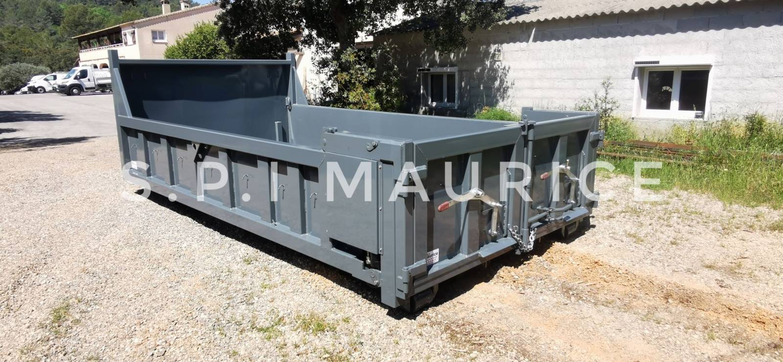 Benne avec porte hydraulique pour terrassement