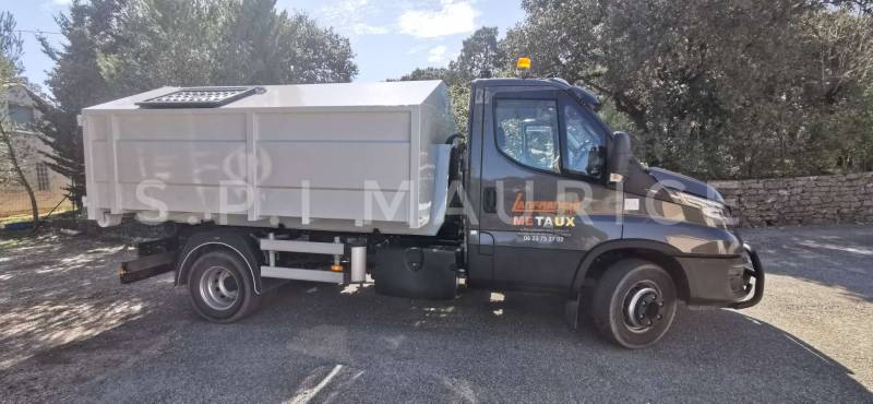 Vente d'une benne OM pour camion 7 tonnes destinée à la réception des déchets à Propriano Corse