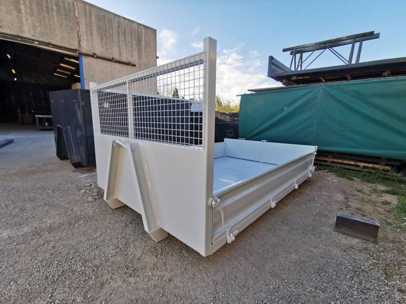 Vente de benne petit poids lourds de 7 tonnes ampliroll spéciale maçonnerie benne à gravats var