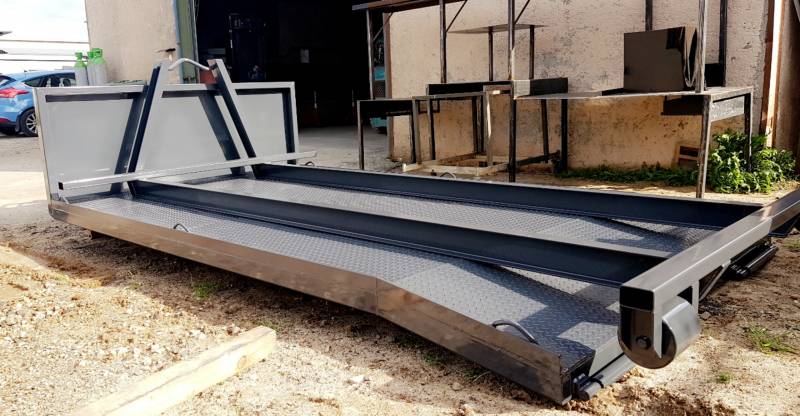 Fabrication d'un plateau avec tôle striée et d'une berce pour camion VL en région PACA