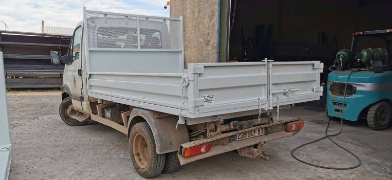 vente de tri benne pour camion 3.5T avec ridelles amovible et têtière grillagée Var