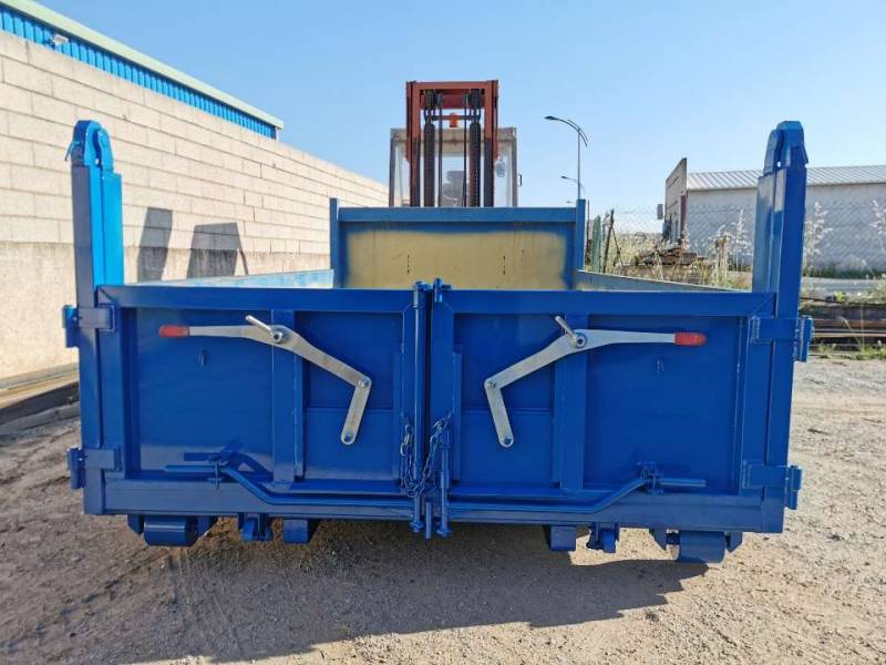 Fabrication de porte acier pour benne travaux public équipée de trappe charbonnière le Muy var