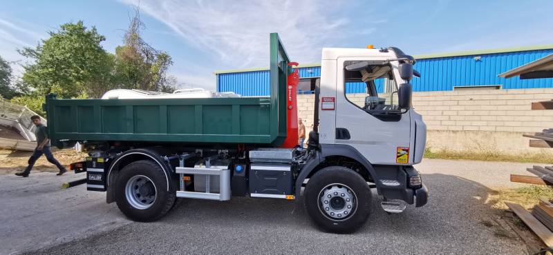 La benne made in France spécial enrochement construite au Muy et vendue dans la France entière