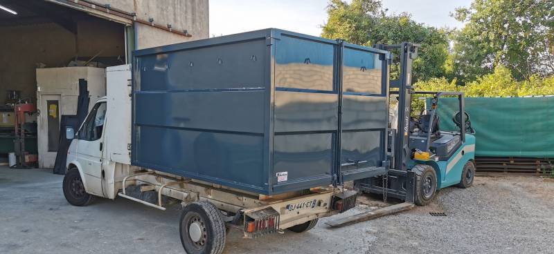 constructeur de caisson acier pour camion VL à Mougins pour uns société de paysagiste