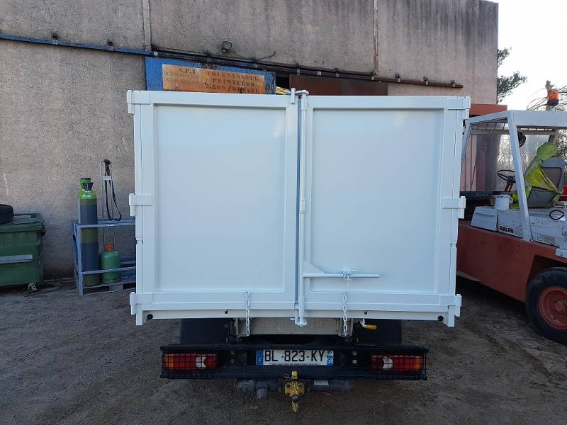 pose de porte double vantaux sur grand caisson ampliroll porte acier sur benne pour camion 3.5T Draguignan