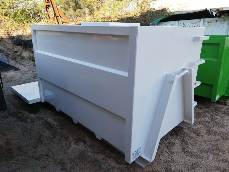 fabrication d'une cuve en acier transportable avec un camion ampliroll Nissan région PACA